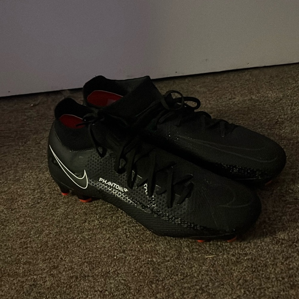 Nike Phantom Soccer Cleats